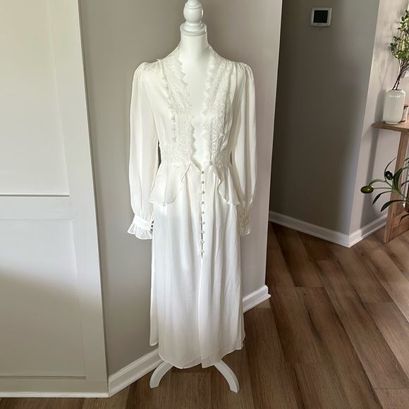 Stone Cold Fox Robe - Picture 2 of 8